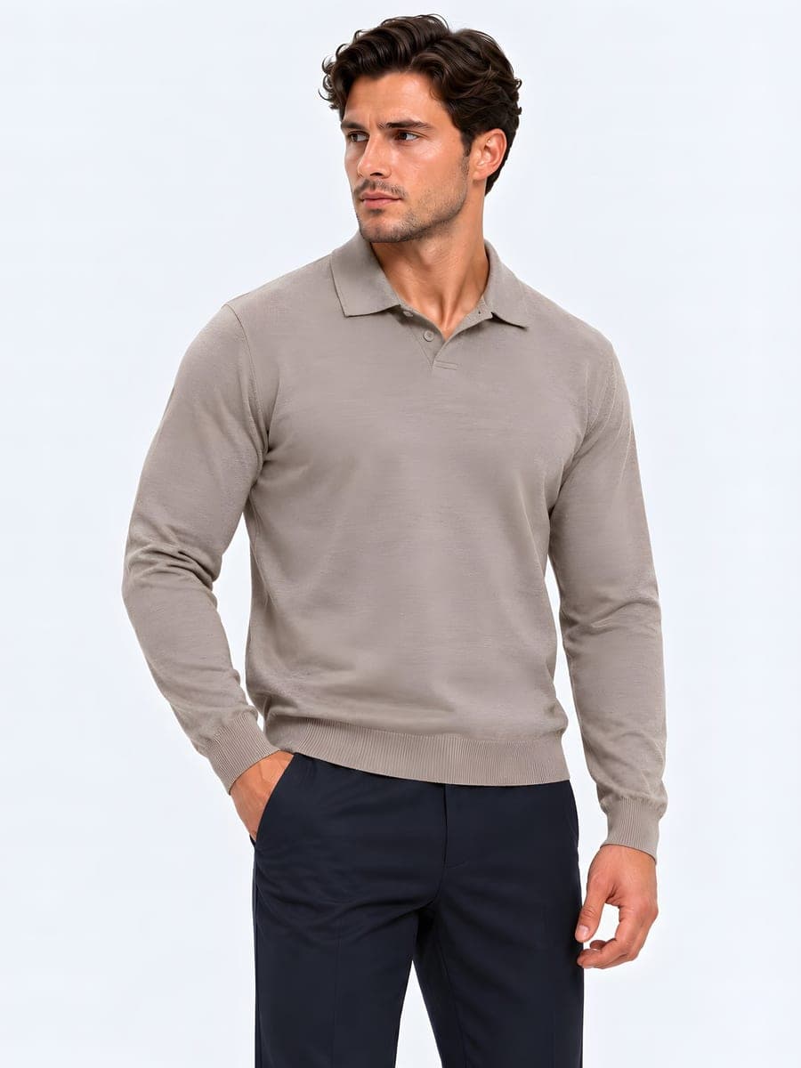 Beige gebreide polo longsleeve met open kraag, gedragen met een hand in de zak
