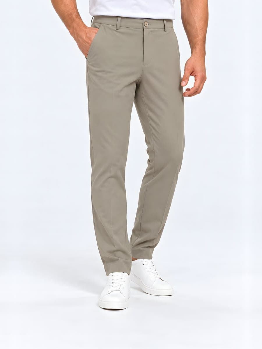 Beige gladde pantalon met rechte pijp, gedragen met een hand in de zak