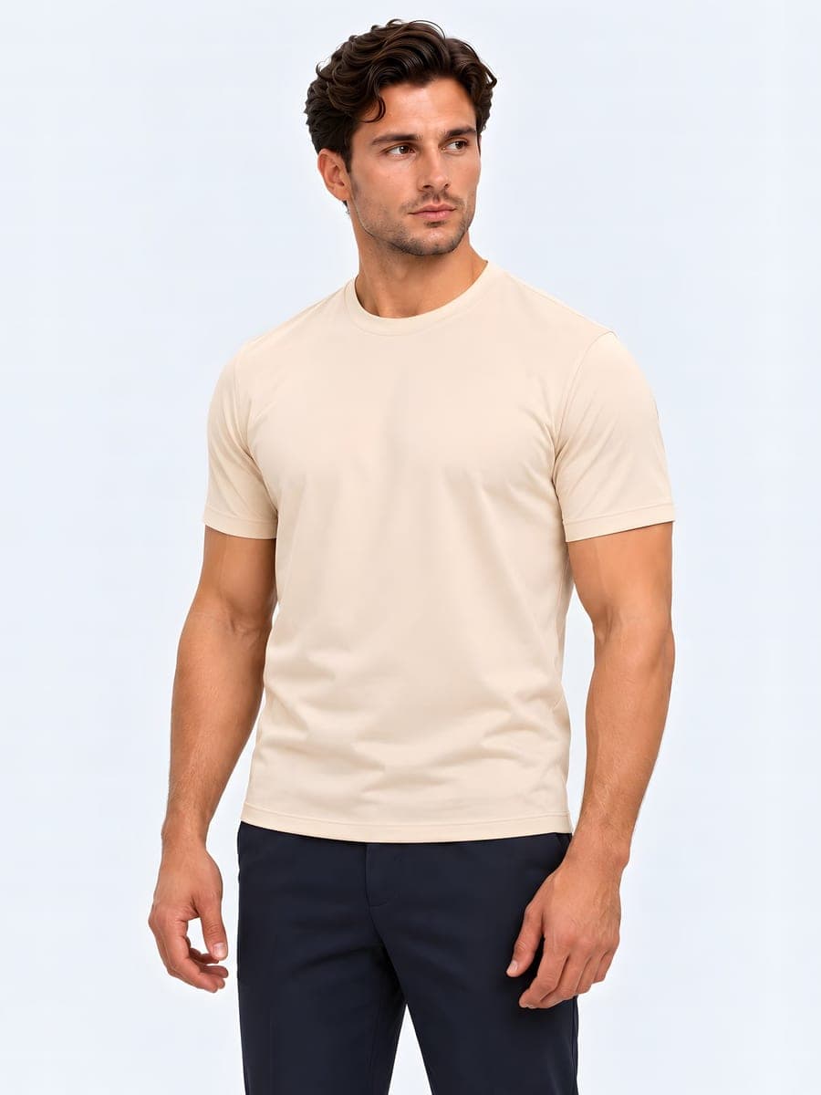 Beige glanzend T-shirt van polyester, schuin van voren
