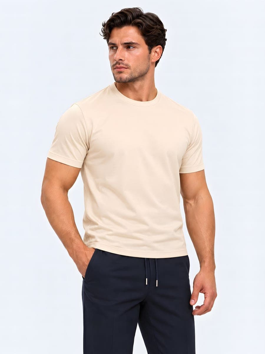 Beige glanzend T-shirt van polyester, gedragen met een hand in de zak
