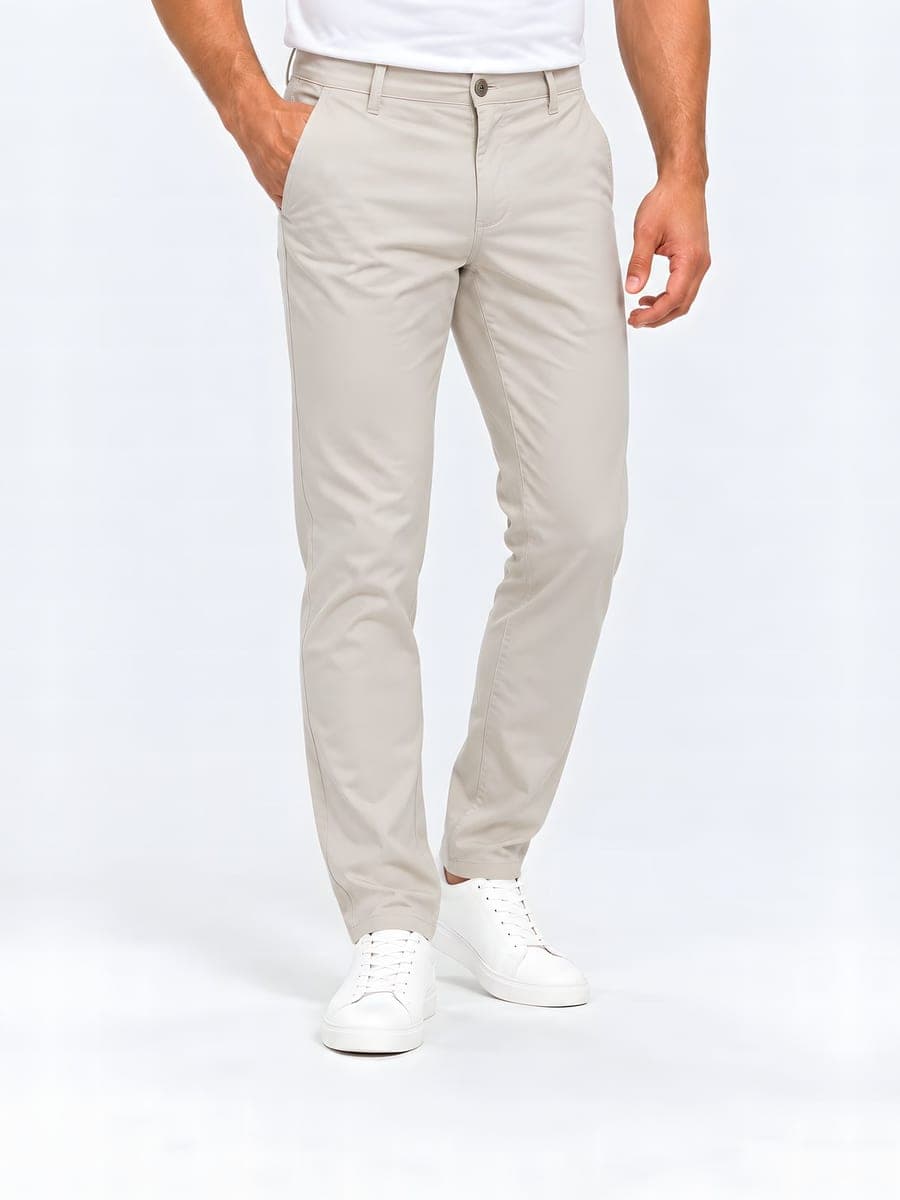 Slim fit chino in beige, worn with a hand in the pocket