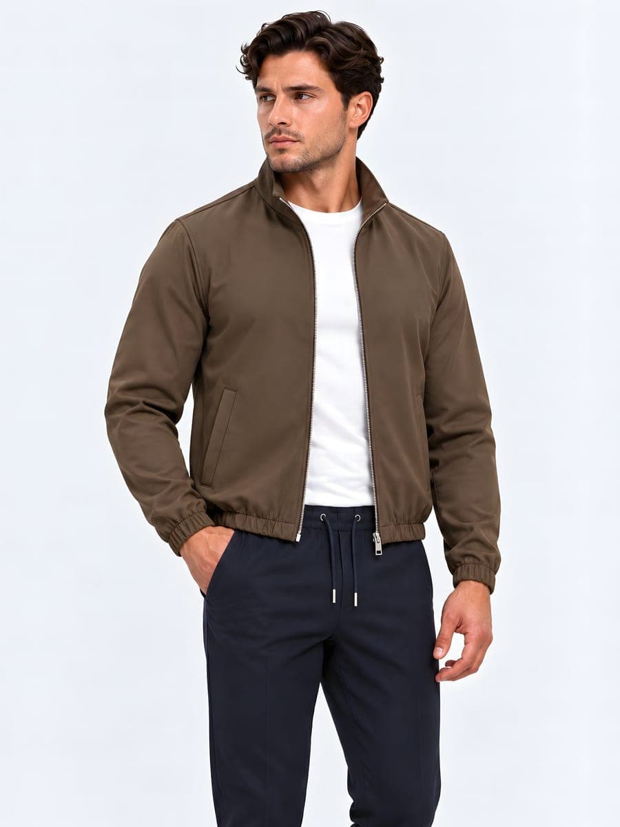 Bruin polyester jack met tweewegrits, gedragen met een hand in de zak
