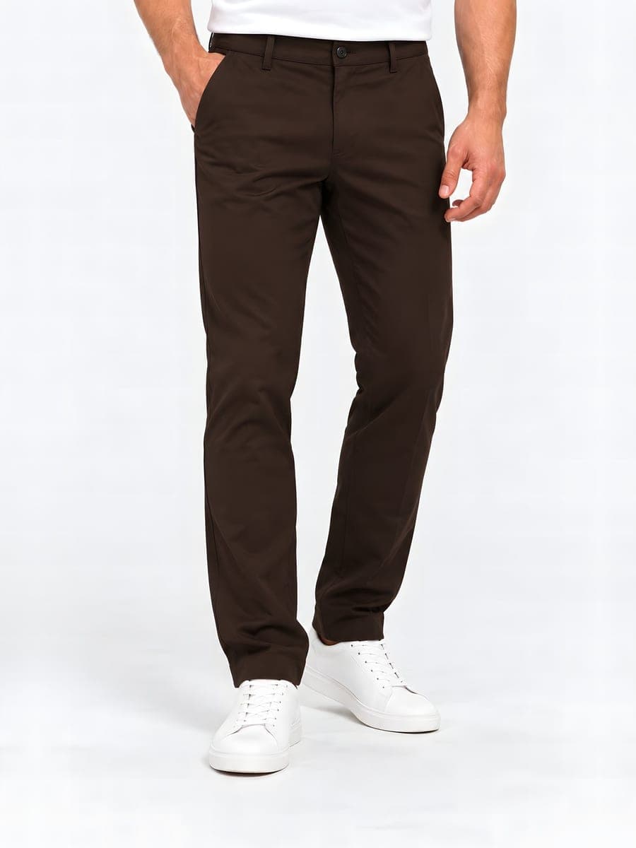 Bruine broek met rechte pijp, katoen-viscose, gedragen met een hand in de zak