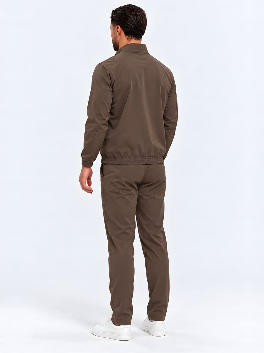 Bruine technische set: jack en broek, achteraanzicht