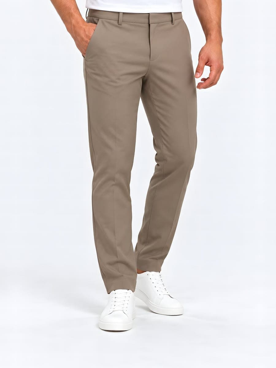 Camel slim fit pantalon met persvouw, gedragen met een hand in de zak