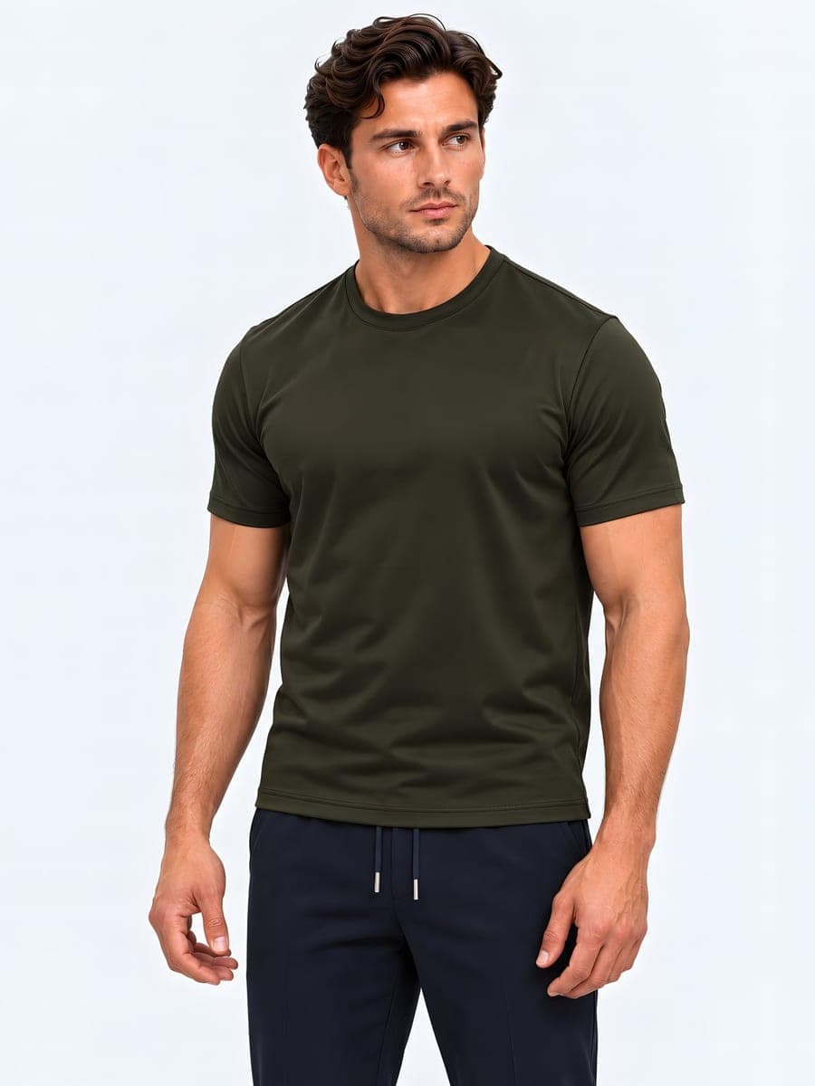 Donker olijfgroen glanzend T-shirt van polyester, schuin van voren