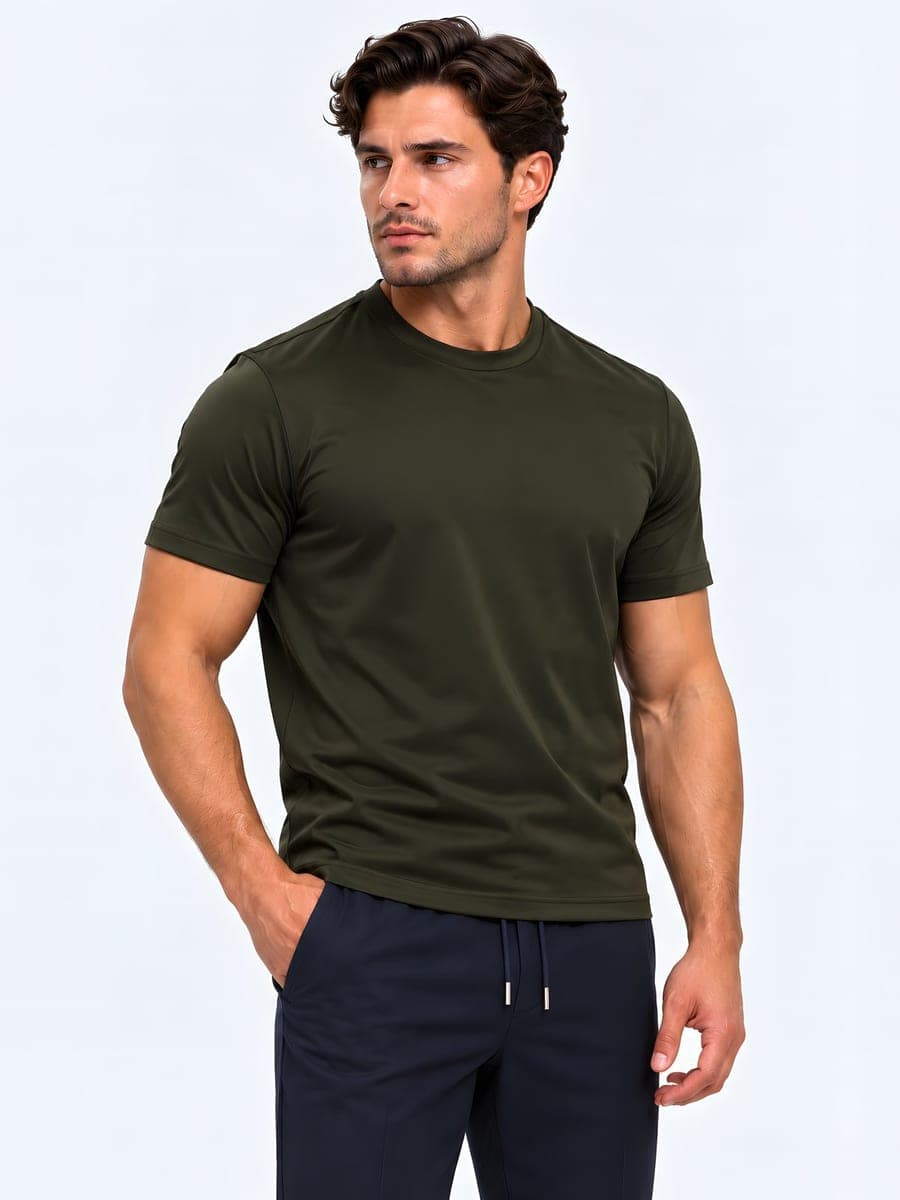 Donker olijfgroen glanzend T-shirt van polyester, gedragen met een hand in de zak