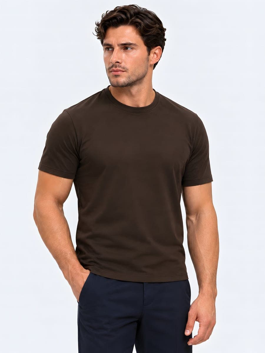 Donkerbruin glanzend T-shirt van polyester, gedragen met een hand in de zak