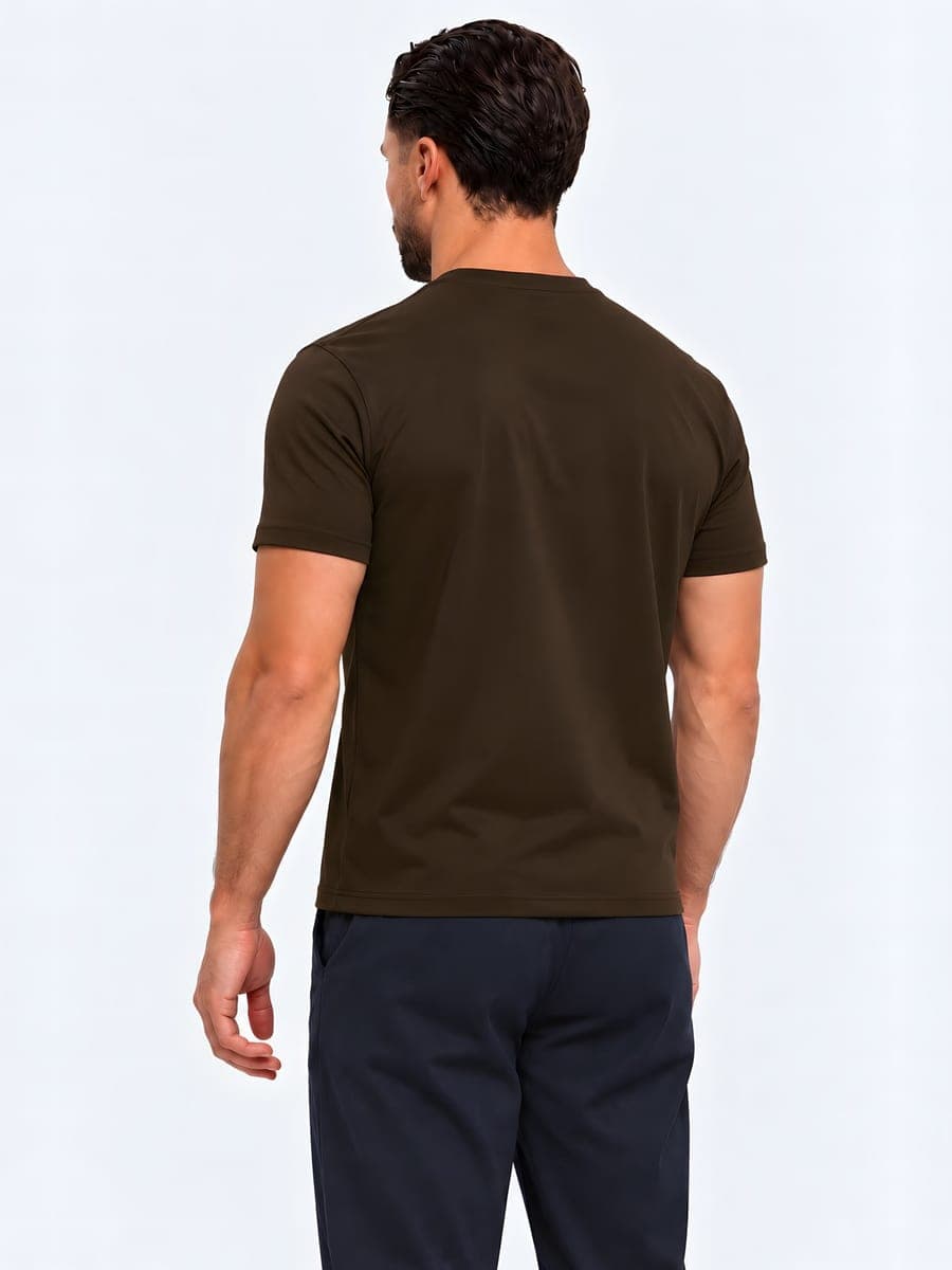Donkerbruin katoenen T-shirt met subtiele glans, achteraanzicht
