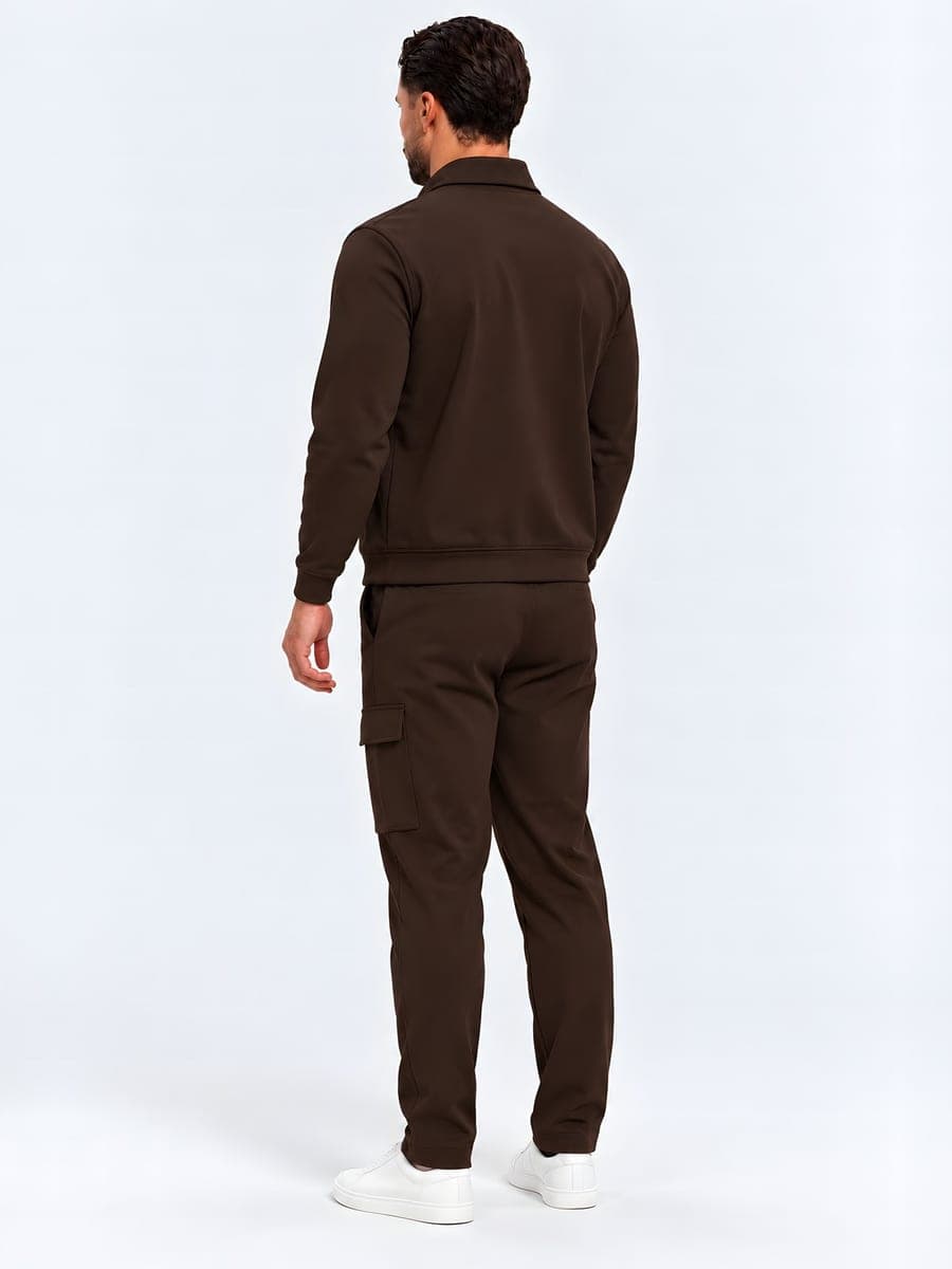 Donkerbruine set: overshirt-jack en cargobroek, achteraanzicht