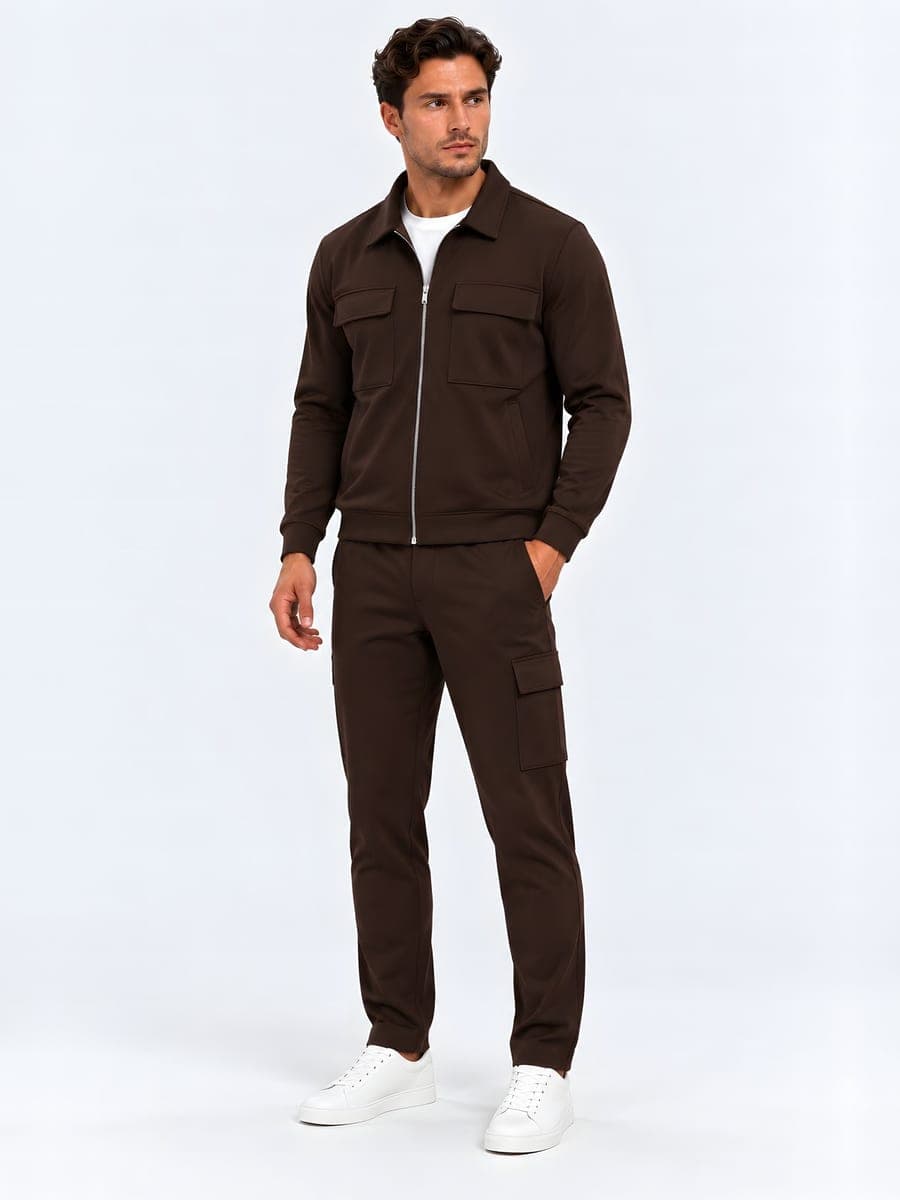 Donkerbruine set: overshirt-jack en cargobroek, gedragen met een hand in de zak