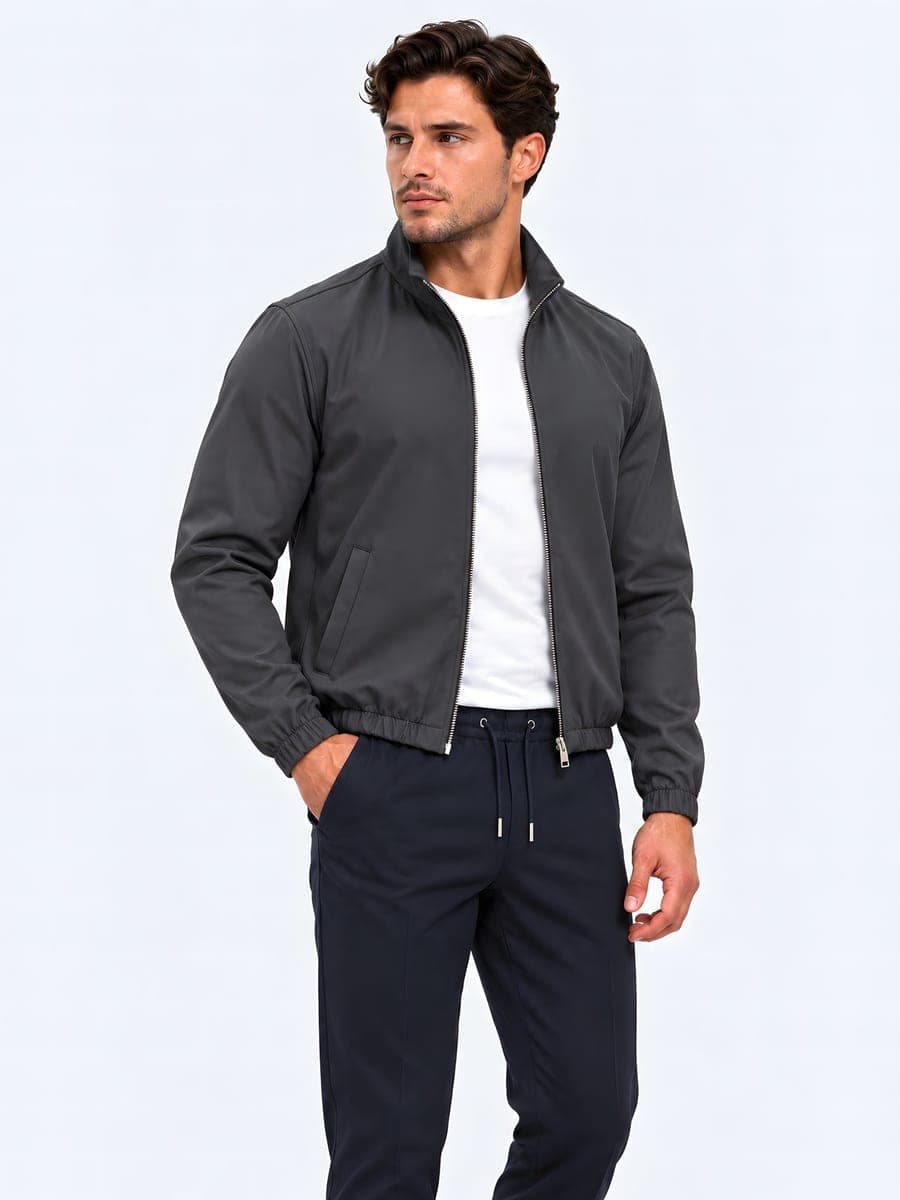 Grijs polyester jack met tweewegrits, gedragen met een hand in de zak