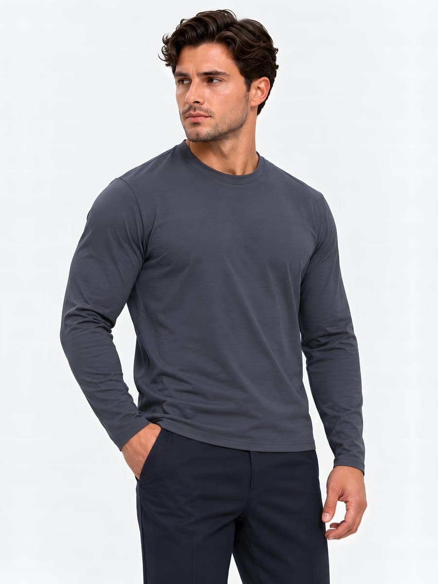 Leigrijze longsleeve met subtiele glans, gedragen met een hand in de zak