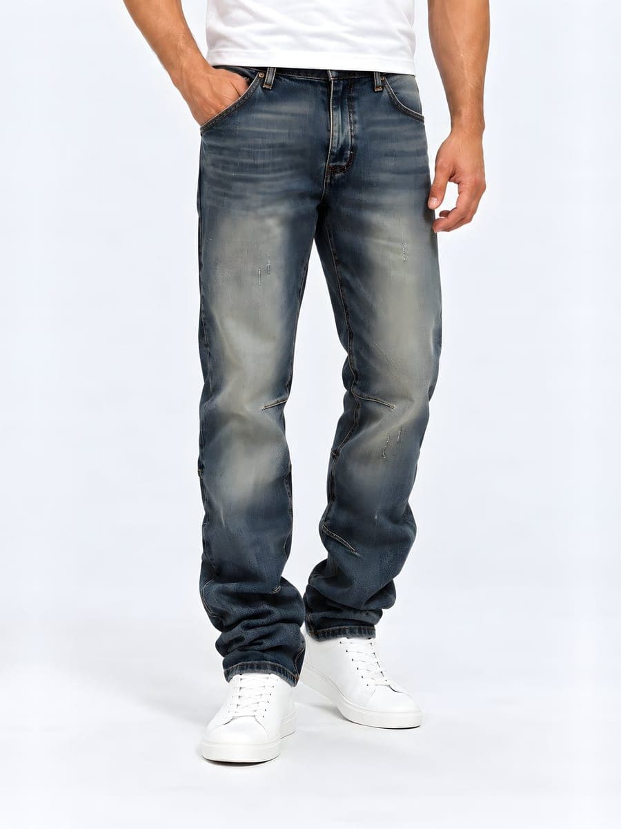 Lichtblauwe baggy jeans met wassing, gedragen met een hand in de zak