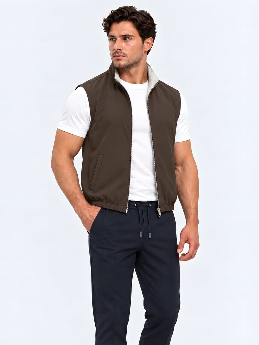 Lichtbruine omkeerbare bodywarmer, gedragen met een hand in de zak