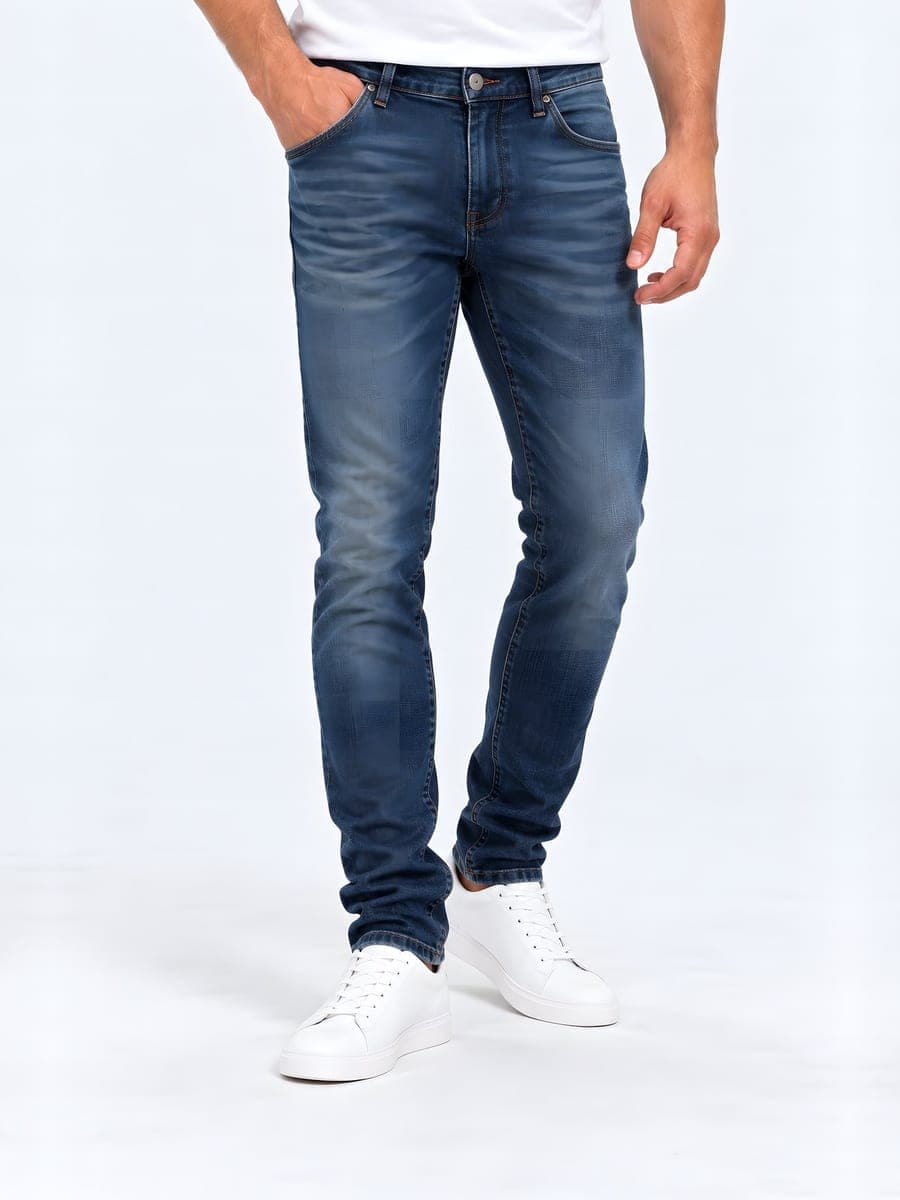 Middenblauwe slim fit jeans met wassing, gedragen met een hand in de zak