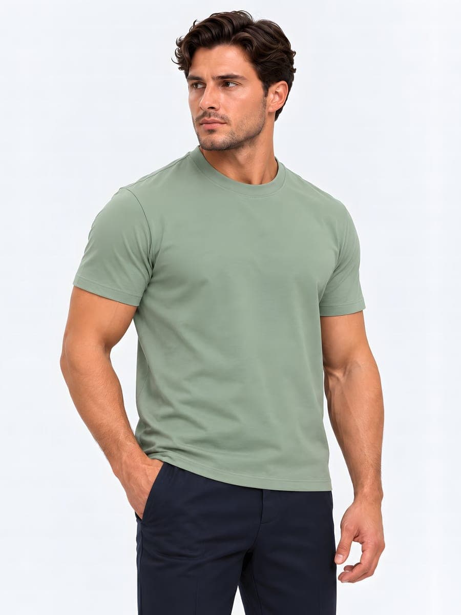 Mintgroen slim fit T-shirt met hoge ronde hals, gedragen met een hand in de zak