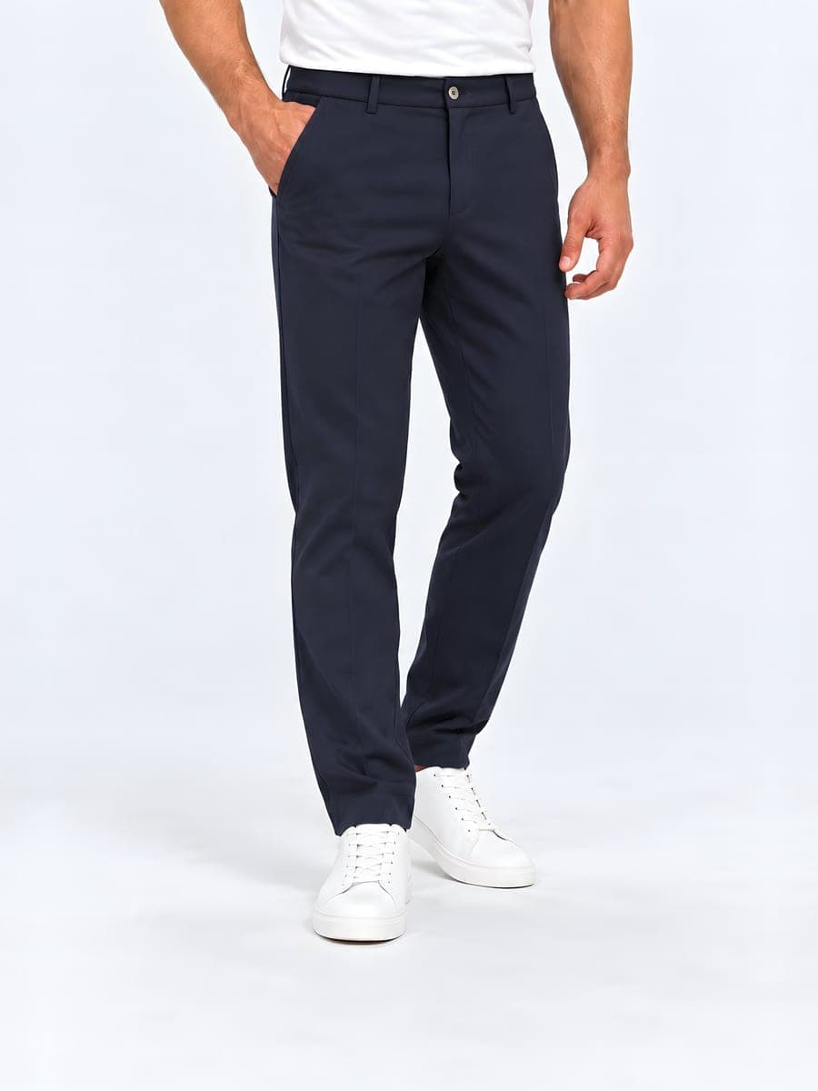 Navy gladde pantalon met rechte pijp, gedragen met een hand in de zak