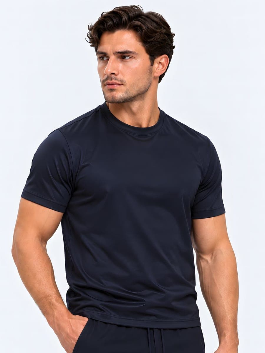 Navy glanzend T-shirt van polyester, gedragen met een hand in de zak