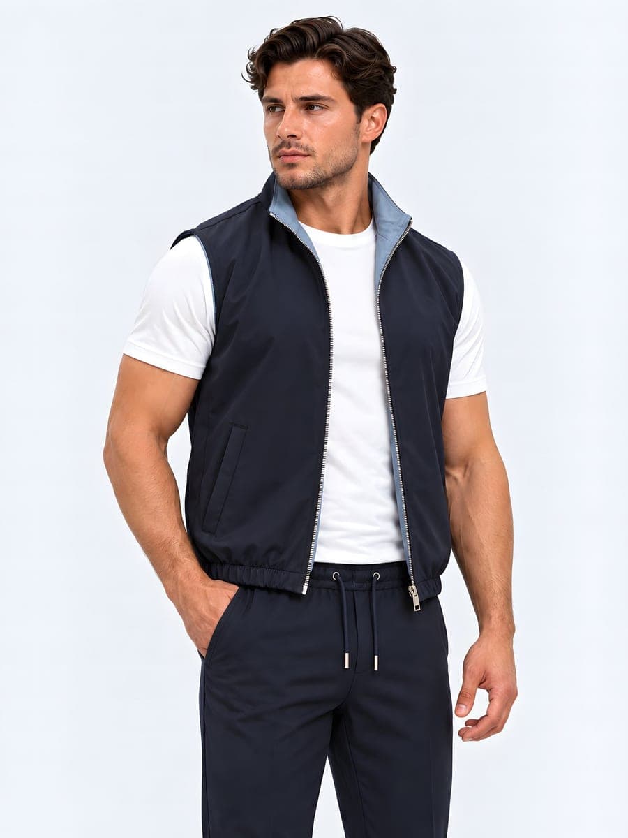 Navy omkeerbare bodywarmer, gedragen met een hand in de zak