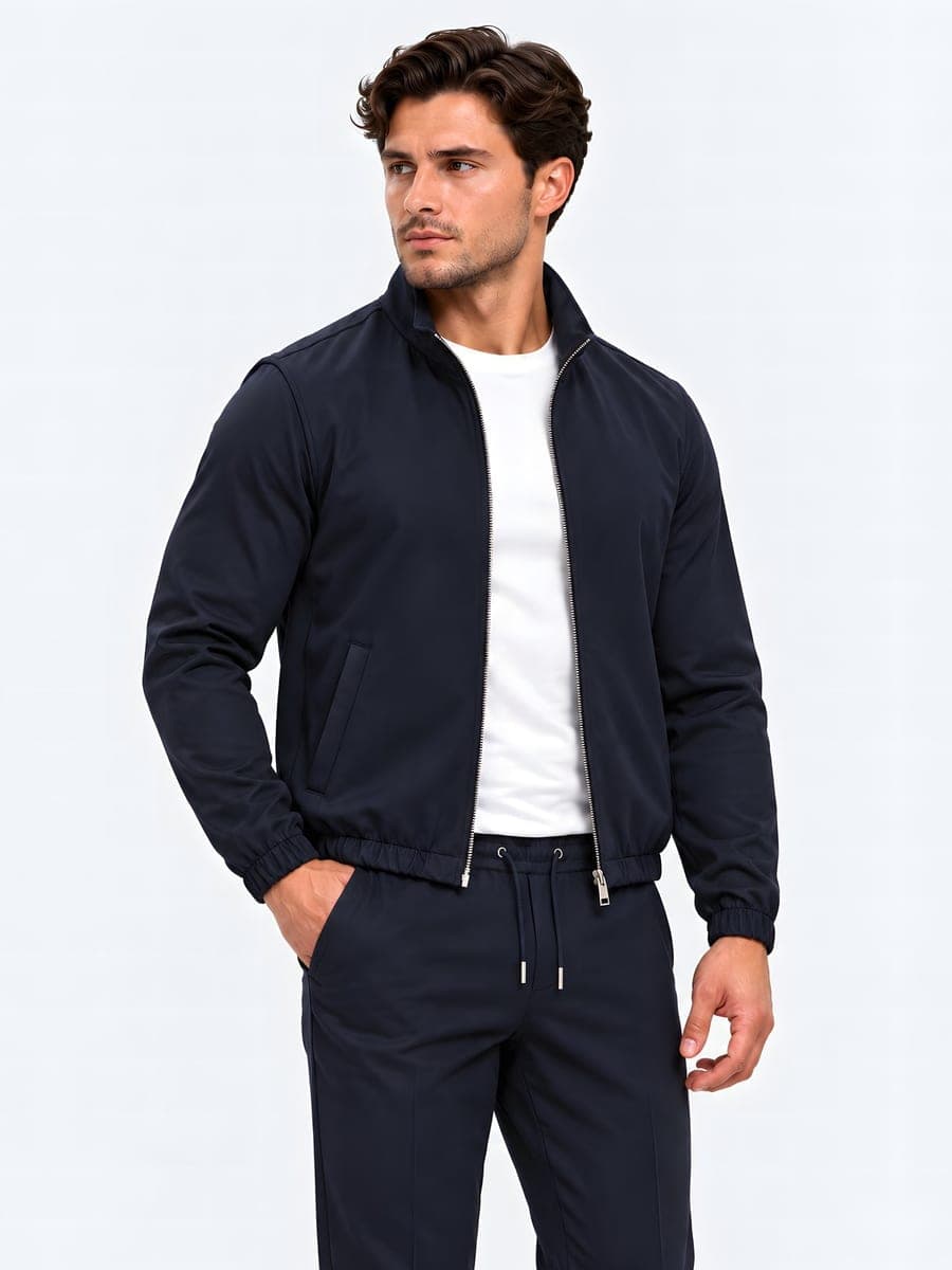 Navy polyester jack met tweewegrits, gedragen met een hand in de zak