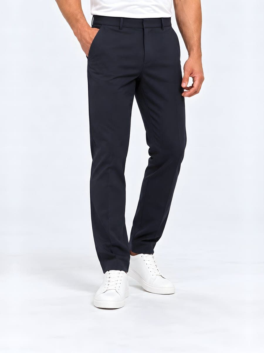 Navy tapered pantalon, mat, gedragen met een hand in de zak