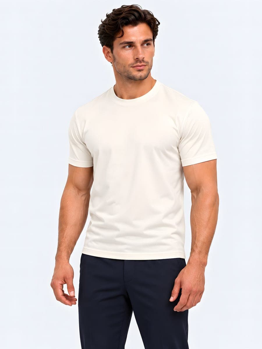 Off white glanzend T-shirt van polyester, schuin van voren