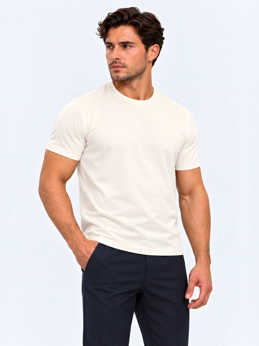 Off white glanzend T-shirt van polyester, gedragen met een hand in de zak