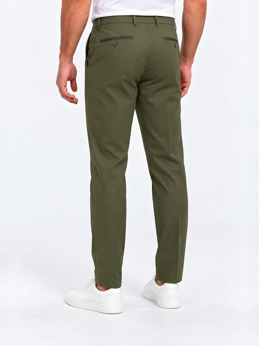 Olijfgroene gladde pantalon met rechte pijp, achteraanzicht