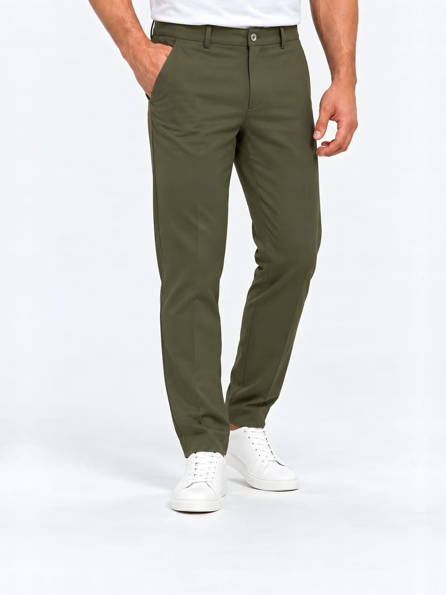 Olijfgroene gladde pantalon met rechte pijp, gedragen met een hand in de zak