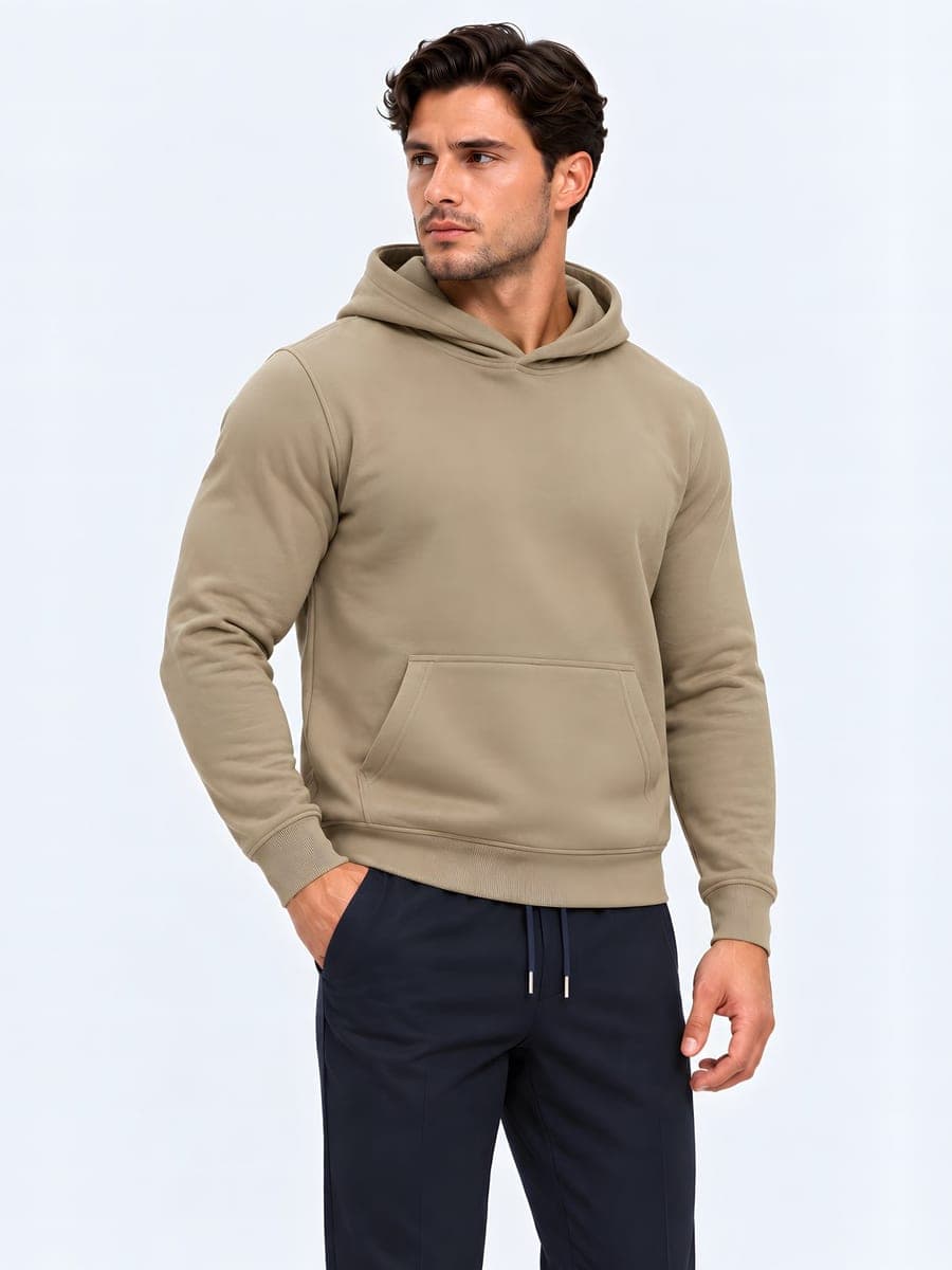 Olijfgroene hoodie regular fit, heavyweight, gedragen met een hand in de zak