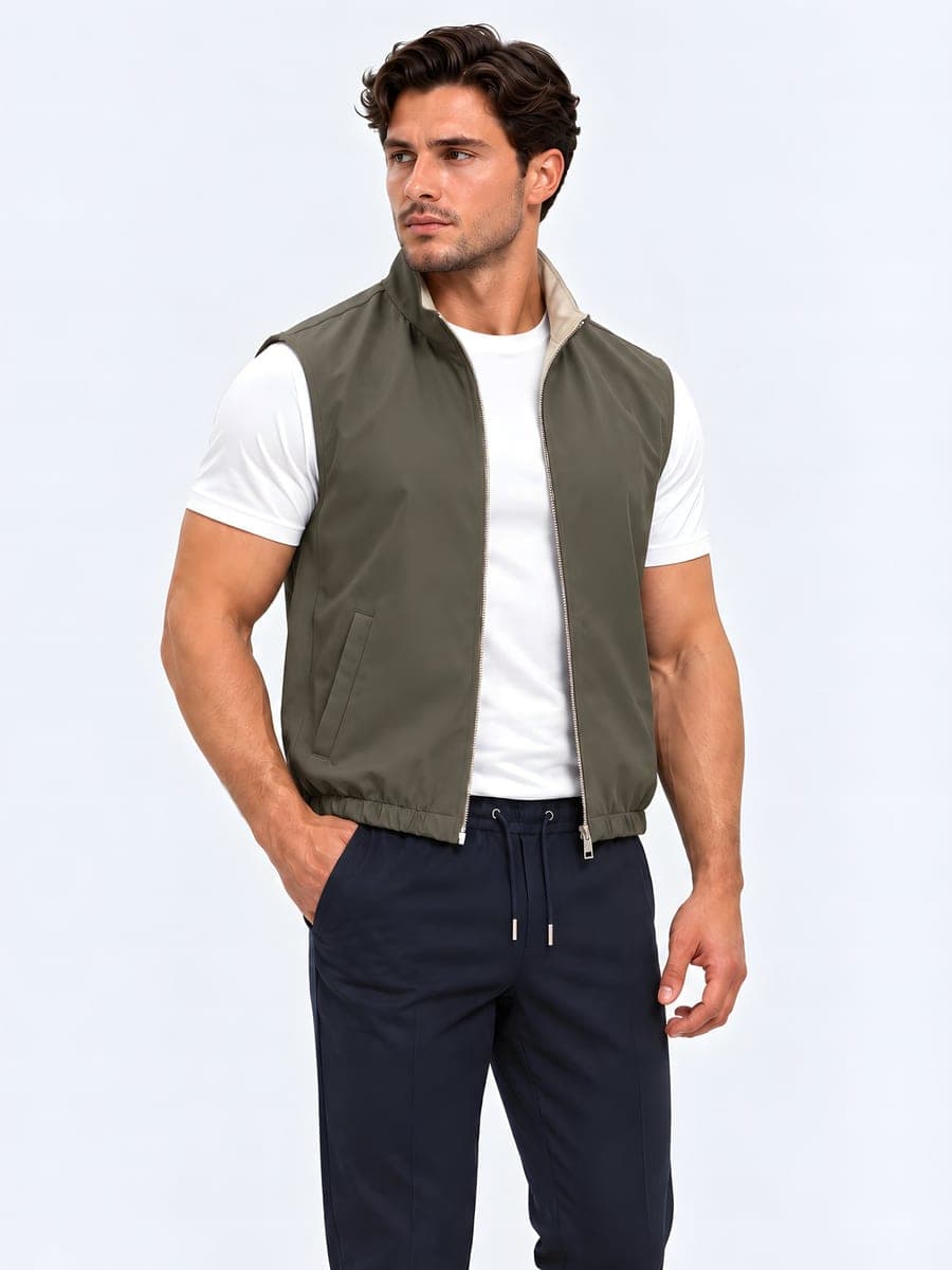 Olijfgroene omkeerbare bodywarmer, gedragen met een hand in de zak