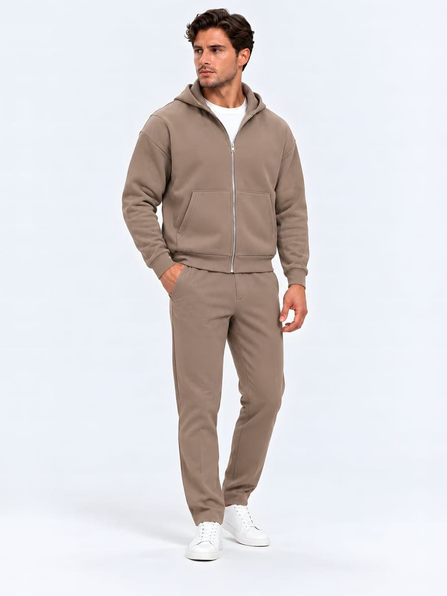 Taupe oversized zip-hoodie-set, gedragen met een hand in de zak