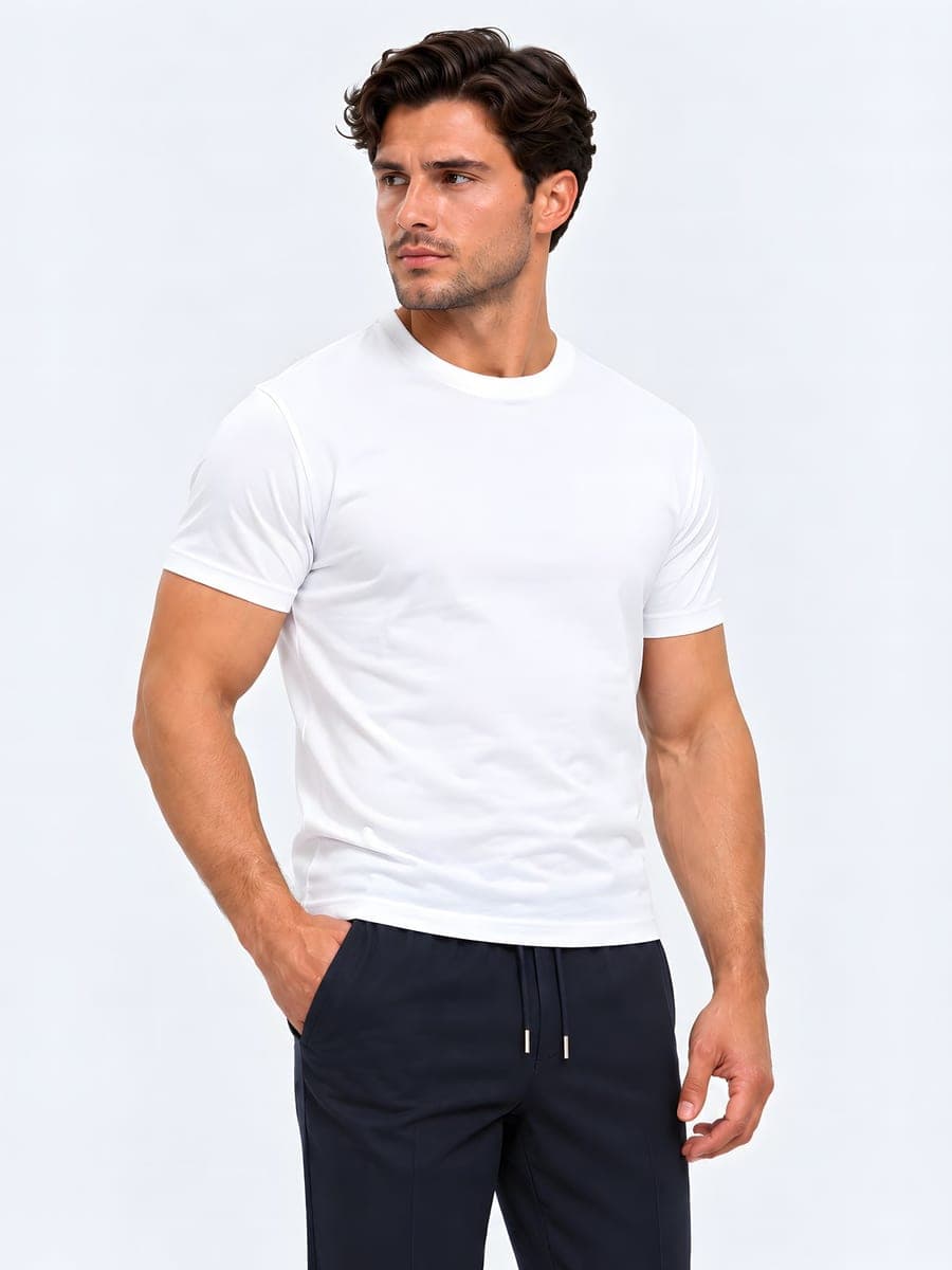 Wit basic T-shirt, slim fit, gedragen met een hand in de zak
