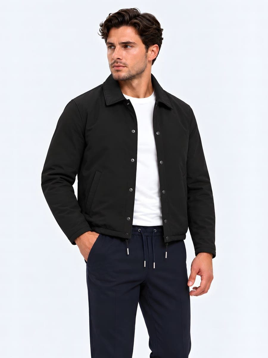 Zwart gevoerd overshirt-jack, gedragen met een hand in de zak