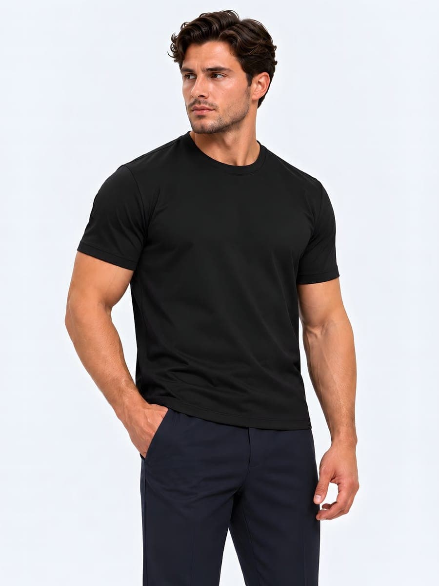 Zwart glanzend T-shirt van polyester, gedragen met een hand in de zak