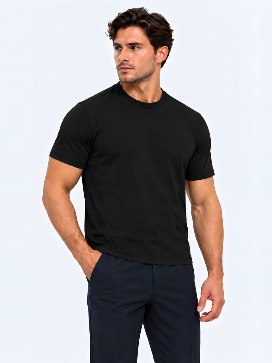 Zwart slim fit T-shirt met hoge ronde hals, gedragen met een hand in de zak