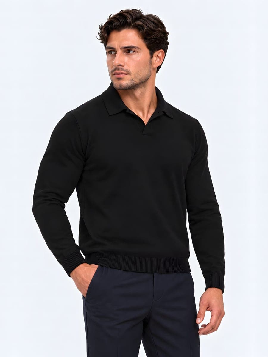 Zwarte gebreide polo longsleeve met open kraag, gedragen met een hand in de zak
