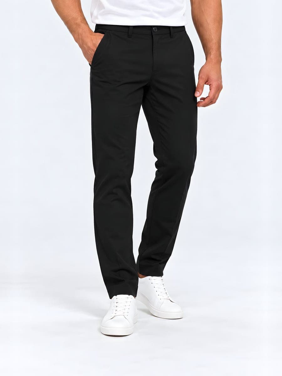 Zwarte lichte broek met elastische band, gedragen met een hand in de zak