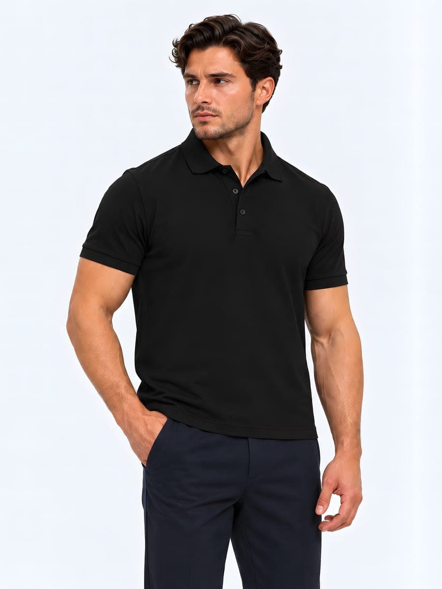 Zwarte piqué polo, gedragen met een hand in de zak
