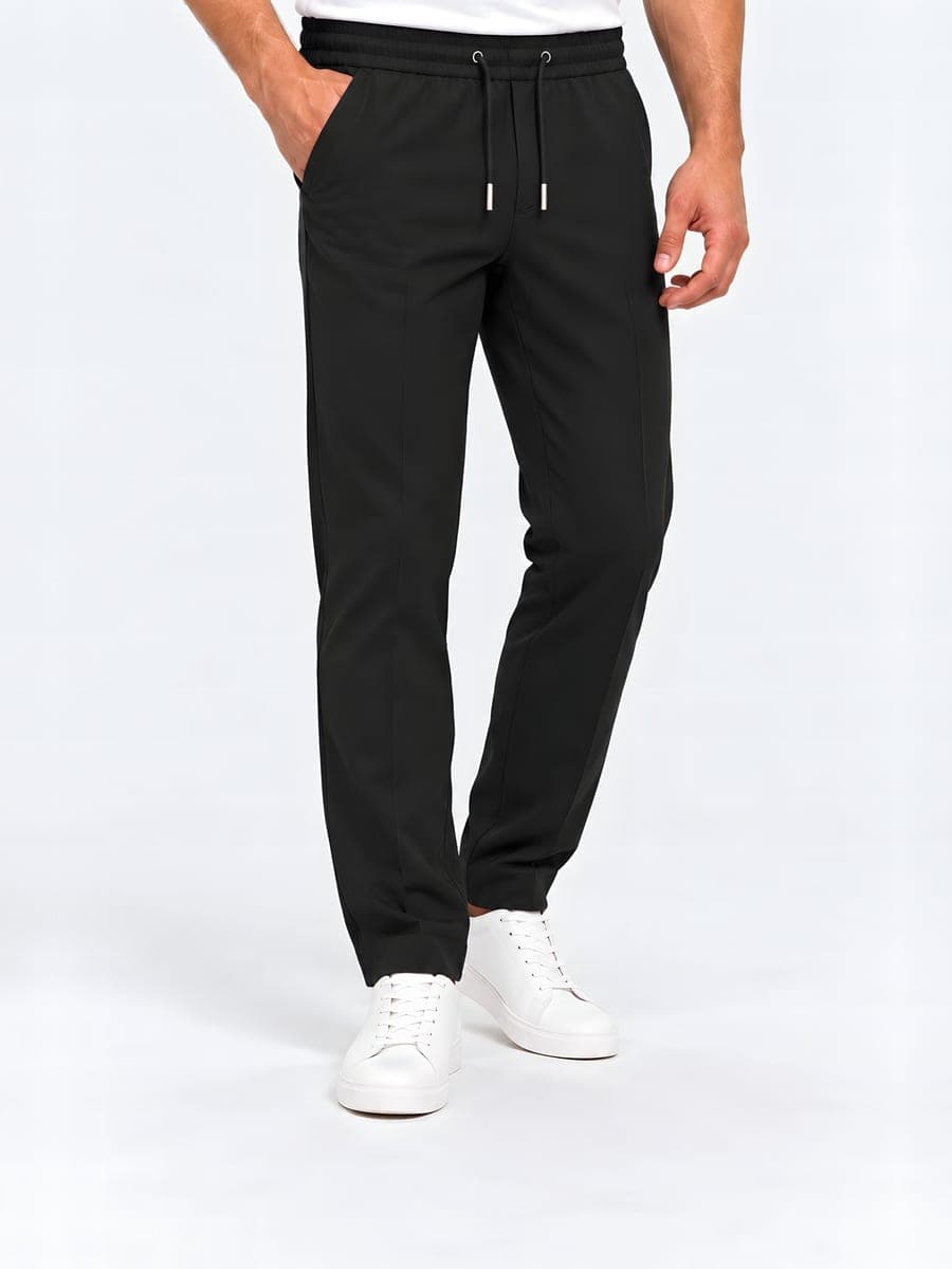 Zwarte polyester broek met trekkoord en rechte pijp, gedragen met een hand in de zak