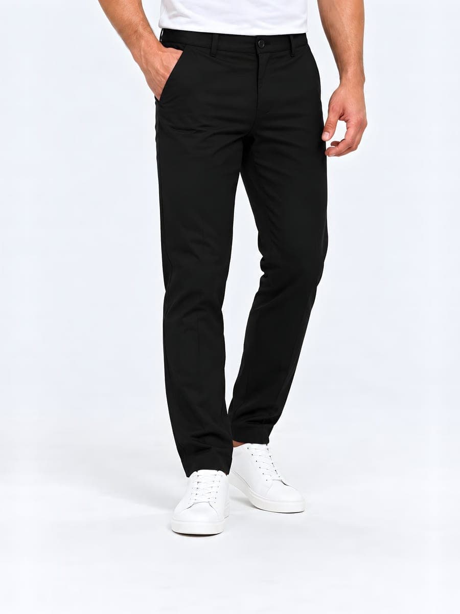 Zwarte slim fit chino, gedragen met een hand in de zak