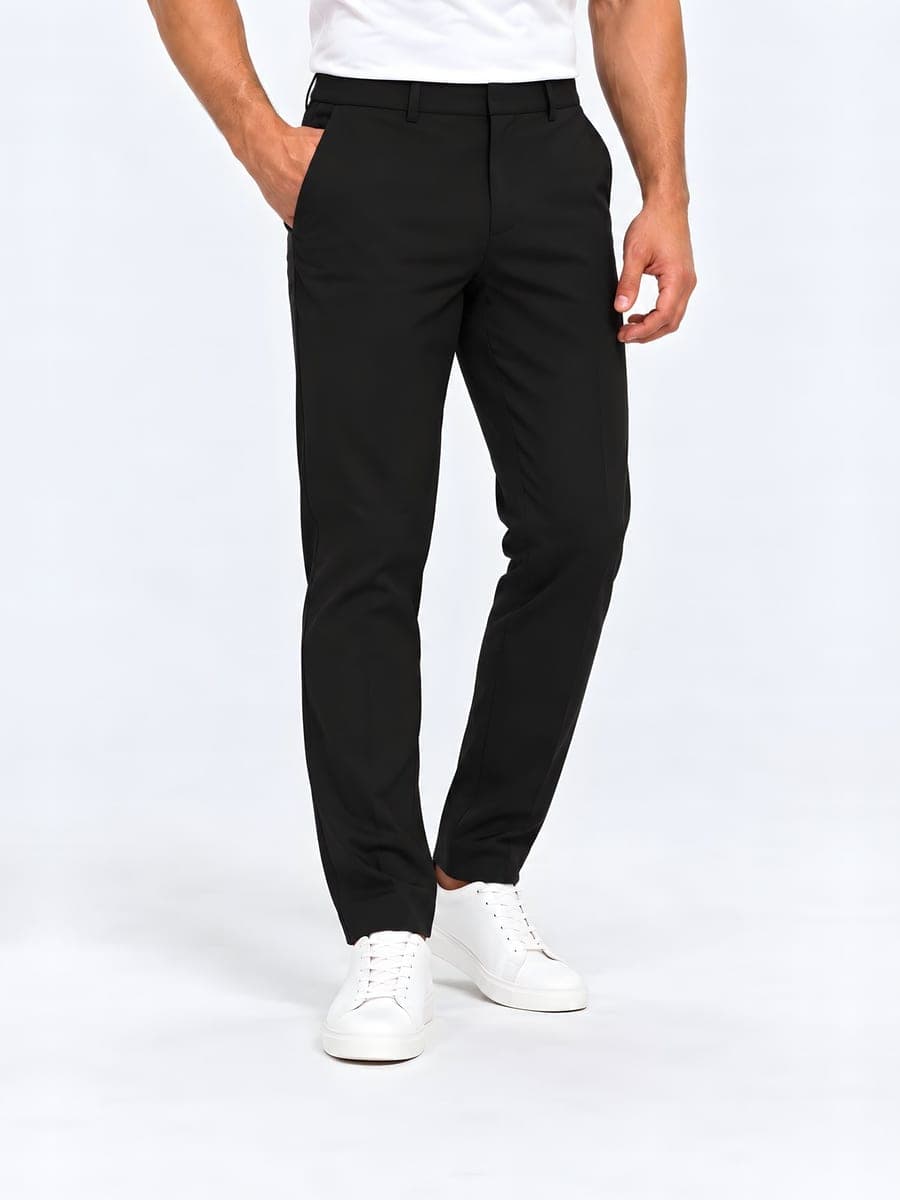 Zwarte slim fit pantalon met persvouw, gedragen met een hand in de zak
