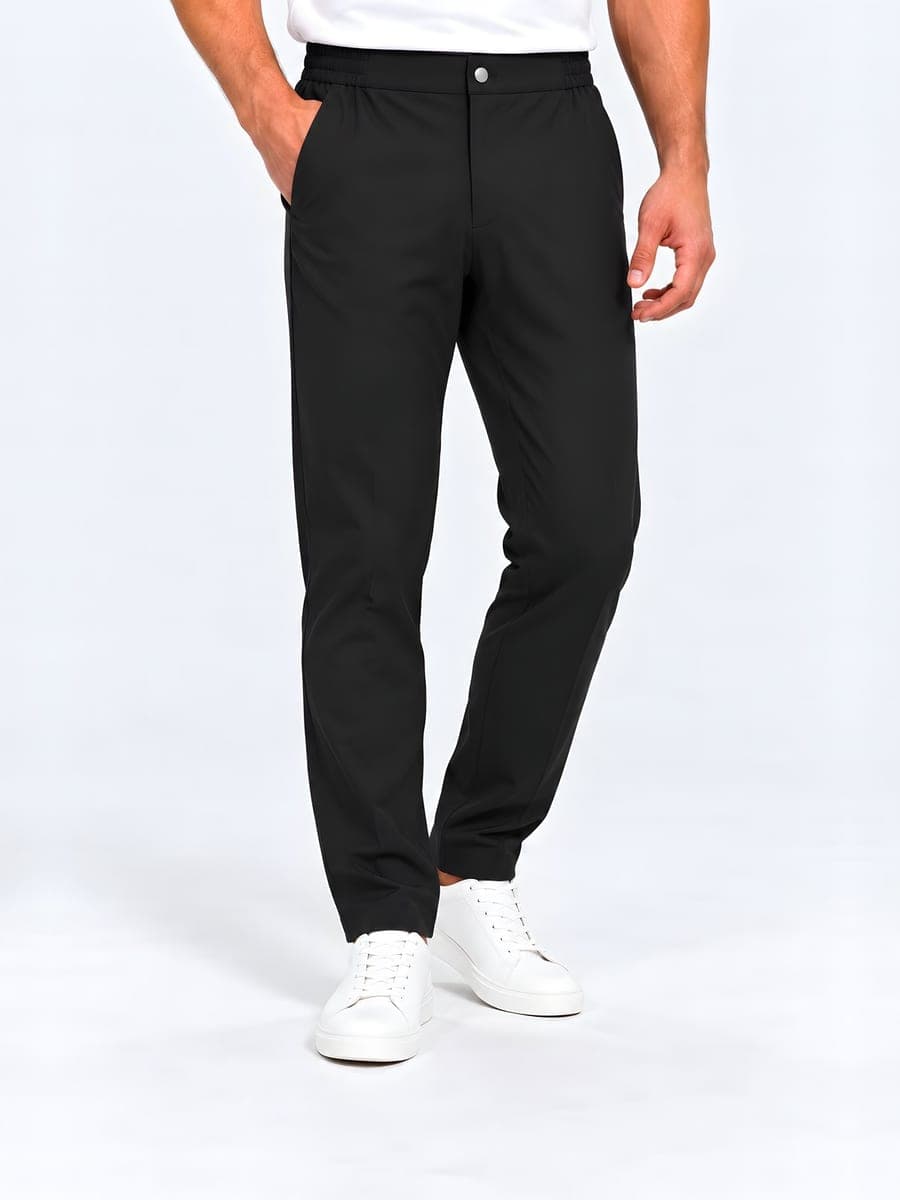 Zwarte slim fit stretchbroek, gedragen met een hand in de zak