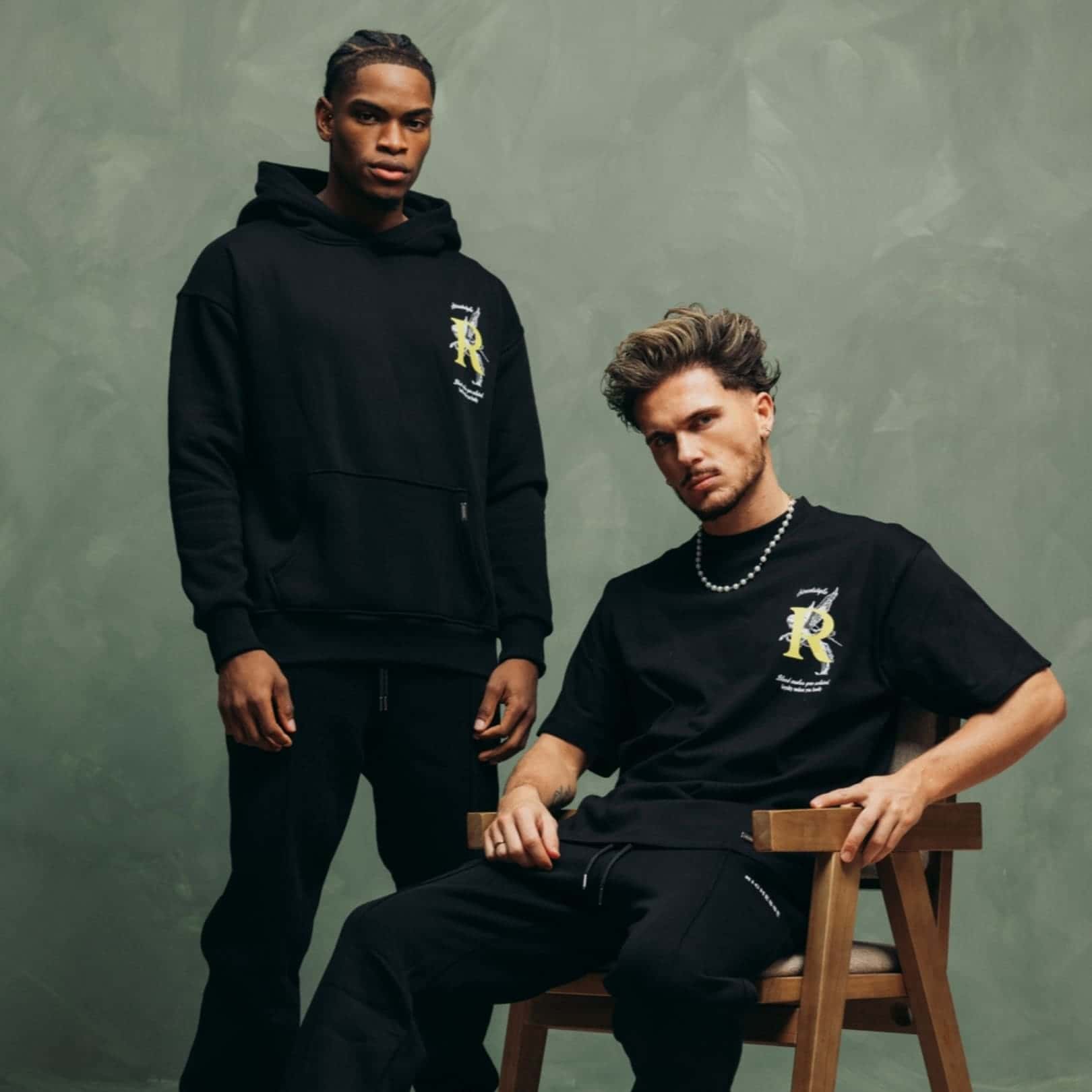 Twee modellen met bijpassende hoodie en t-shirt
