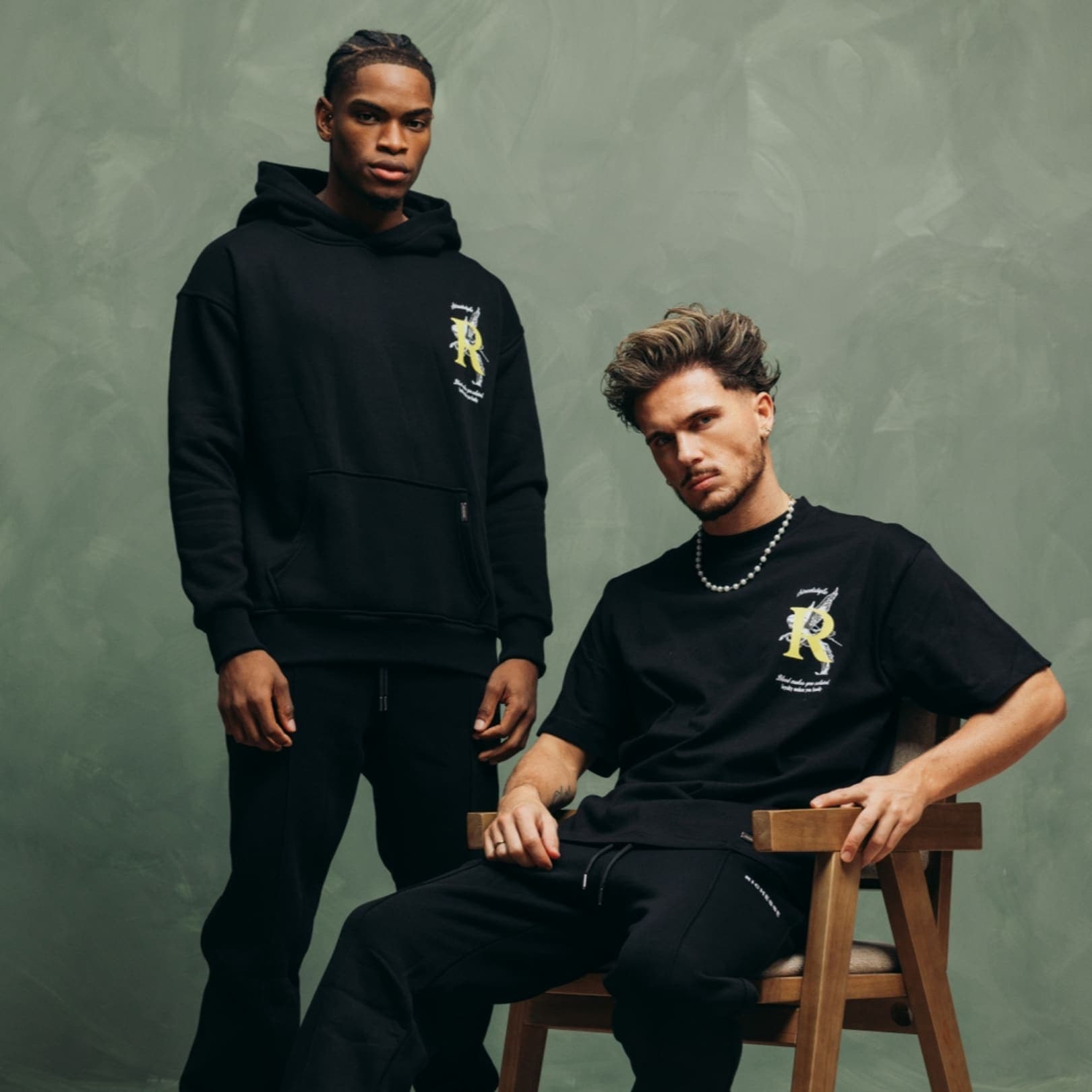 Twee modellen met bijpassende hoodie en t-shirt