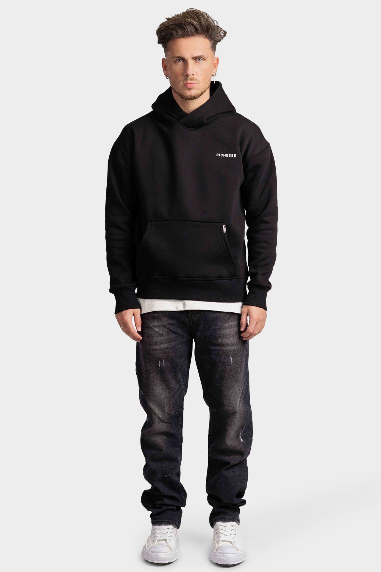 Zwarte hoodie met klein logo op de voorkant