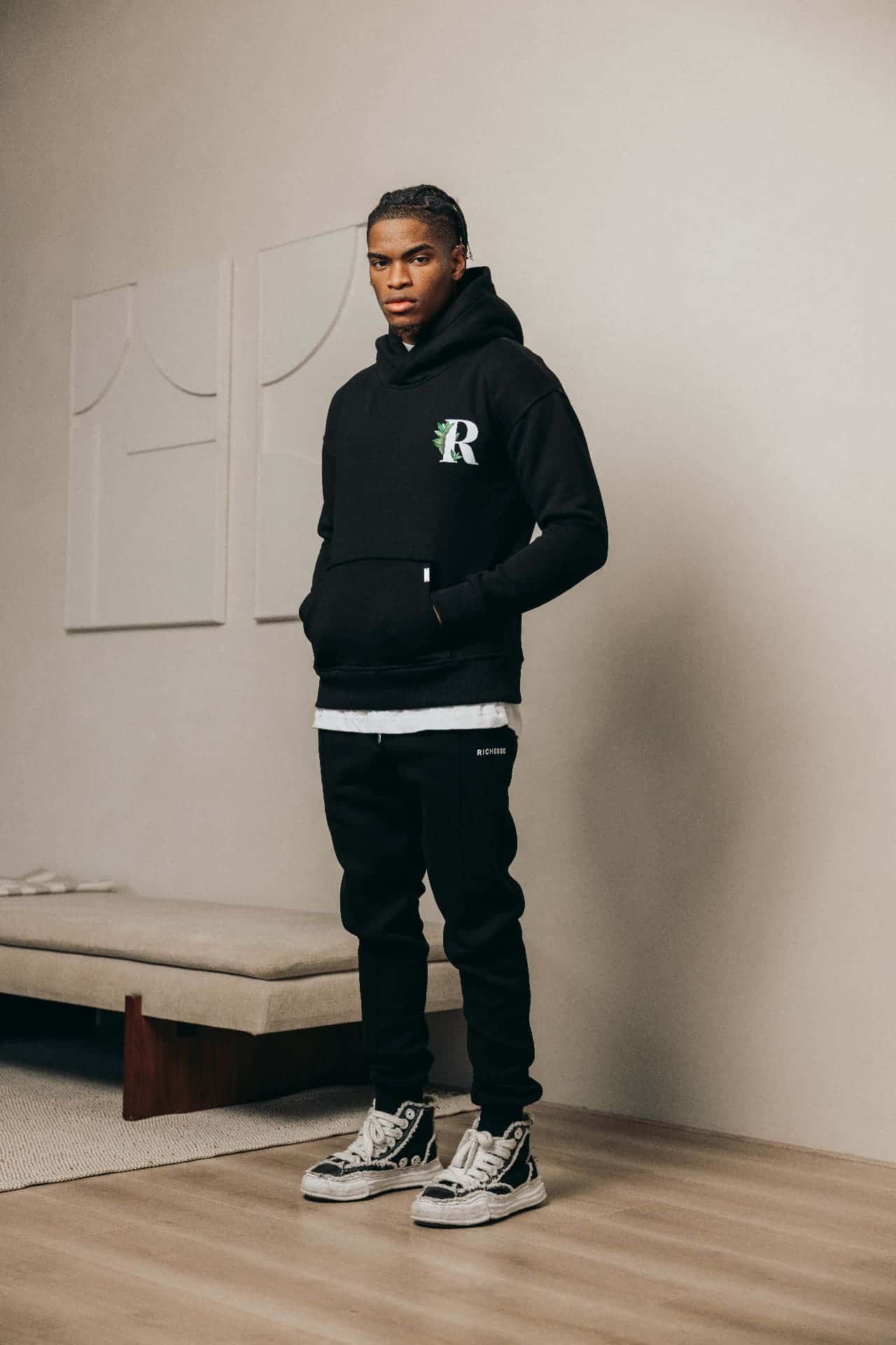 Hoodie with an embroidered R logo on the chest