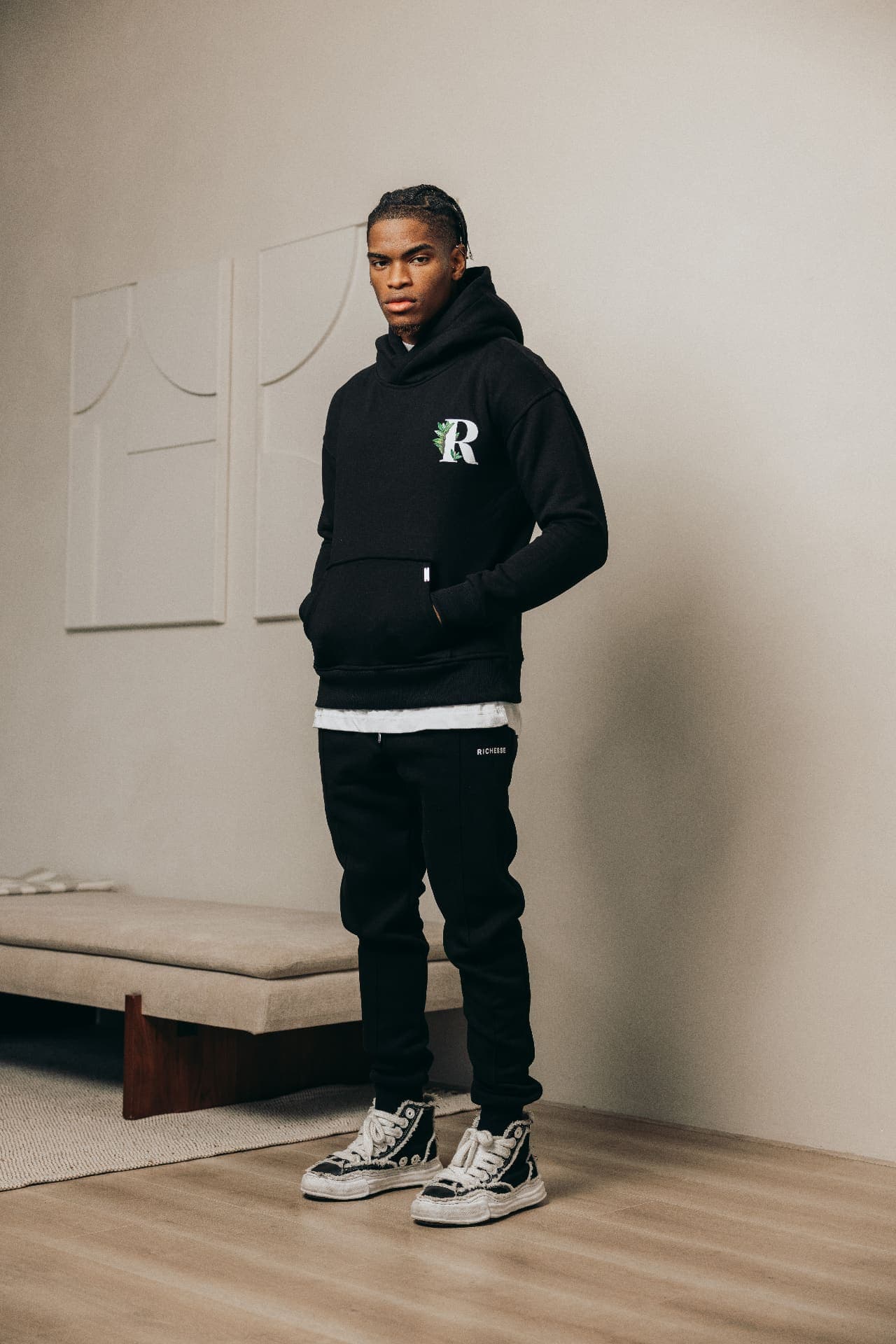 Hoodie met geborduurd R-logo op de borst
