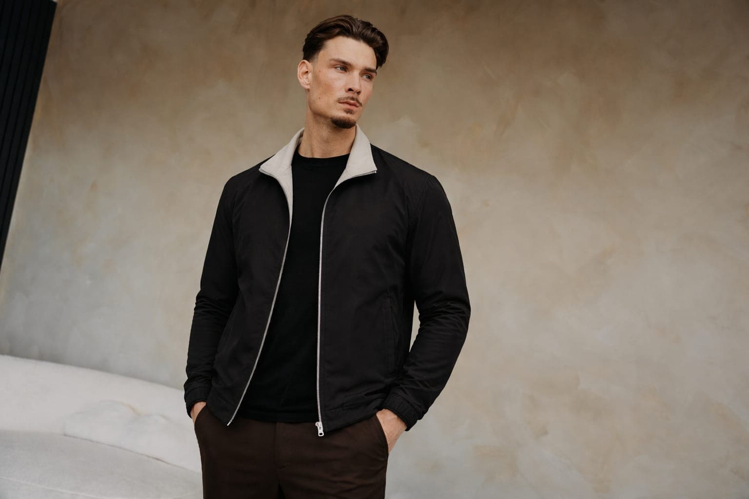 Zwarte bomber jacket met contrastvoering onder eigen merk
